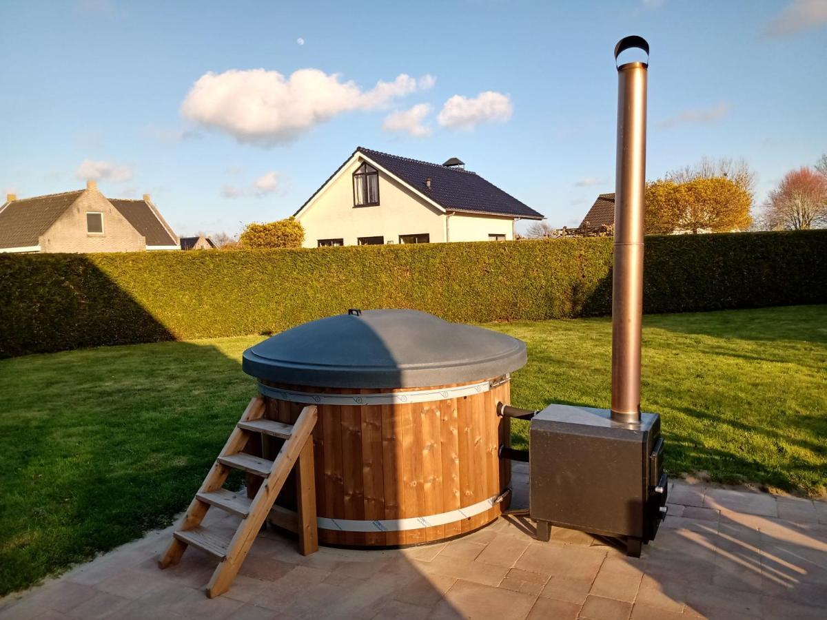 Вилла Wellnesshuis Met Hottub, Ligbad En Grote Tuin Tzummarum Экстерьер фото