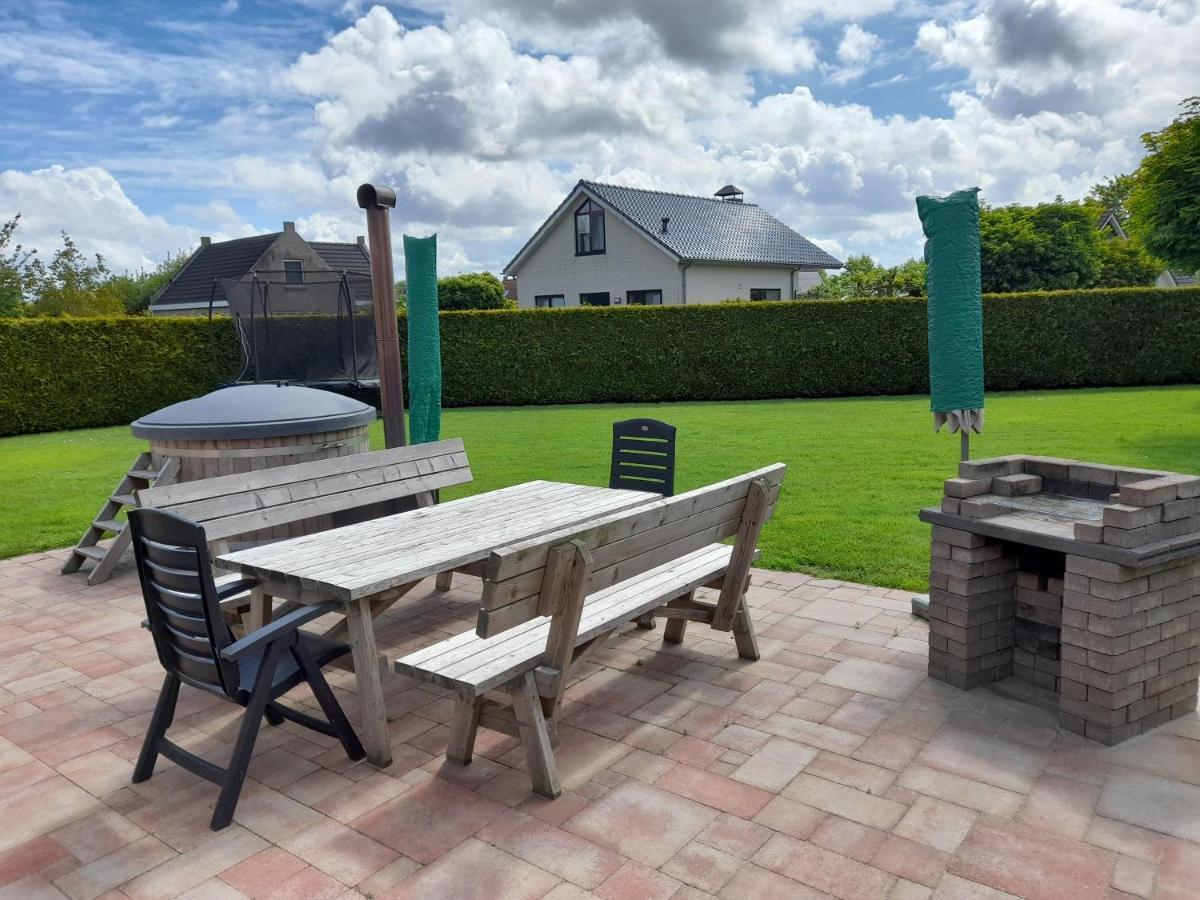 Вилла Wellnesshuis Met Hottub, Ligbad En Grote Tuin Tzummarum Экстерьер фото